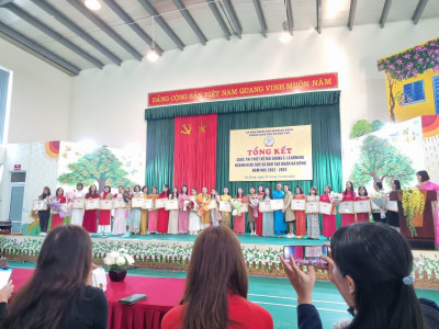 Hình ảnh: Cô giáo Bùi Thị Thoa nhận giải và chụp ảnh lưu niệm cùng lãnh đạo phòng GDĐT quận Hà Đông